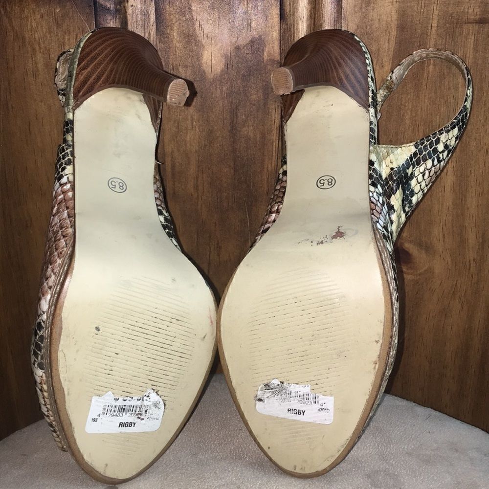 Ladies Two Lips Python Pumps - Picture 10 of 11